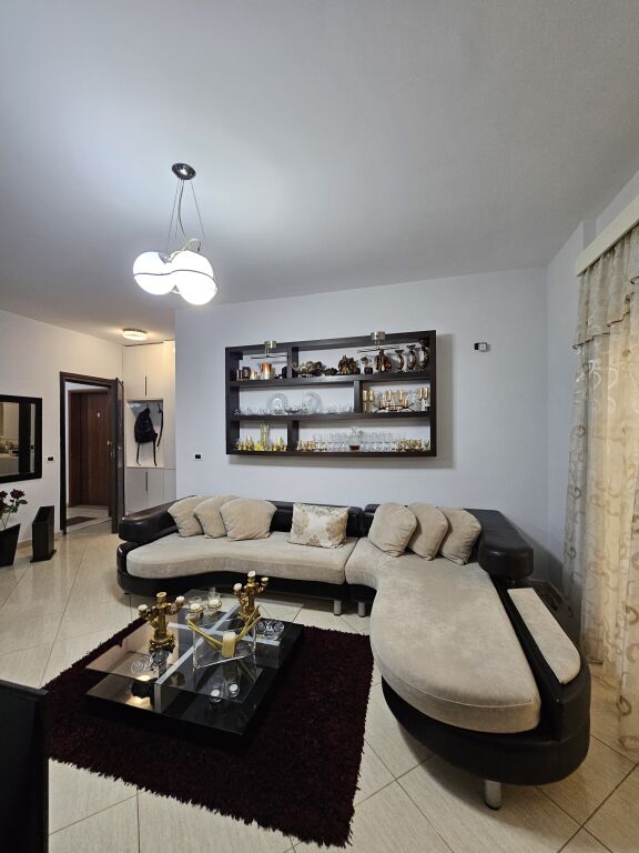 Jepet me Qera: *Apt. 1+1+ guzhine më vete (Kodra Diellit) pallati ri  çmimi *60,000 / Muaji*