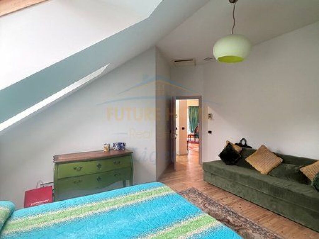 Shitet Apartament 2+1+2 , Komuna e Parisit
