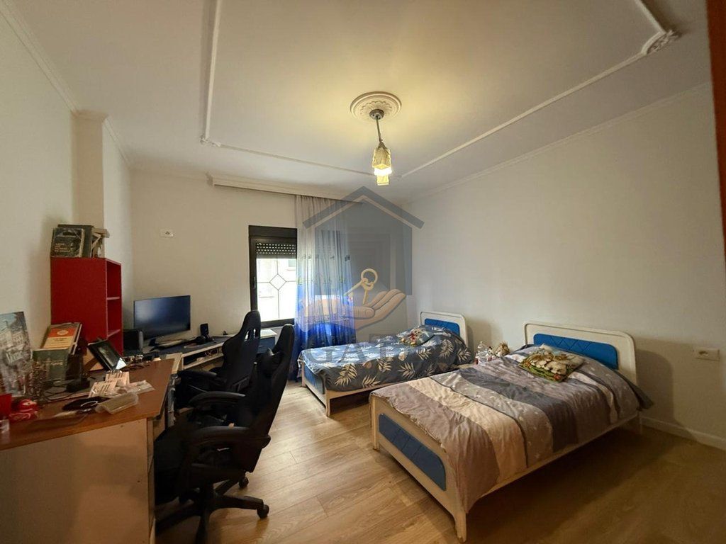 Shitet apartament 2+1 me 2 tualete pranë Hotel Antalya