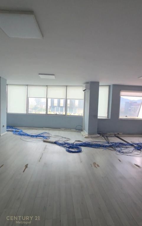 AMBIENT PER ZYRA, ISH STACIONI TRENIT!