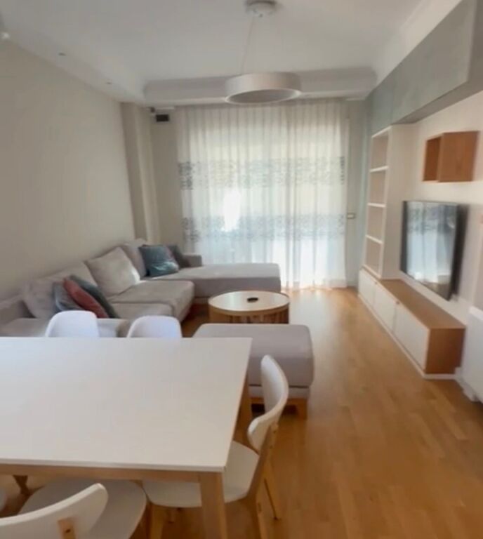 Apartament 3+1+ 2 Poste Parkimi tek Komuna prane Kristalit!
