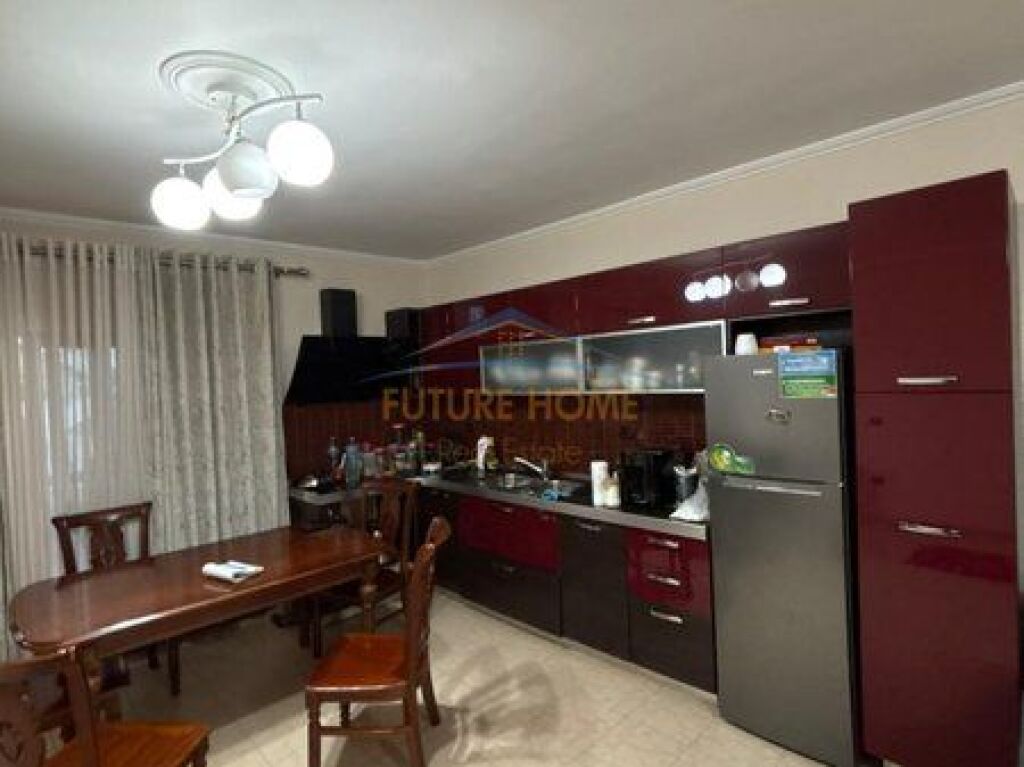 Shitet, Apartament 2+1+2, Komuna e Parisit, Tiranë