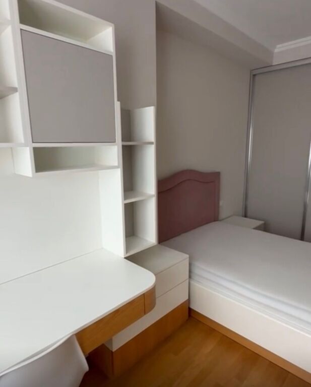 Apartament 3+1+ 2 Poste Parkimi tek Komuna prane Kristalit!
