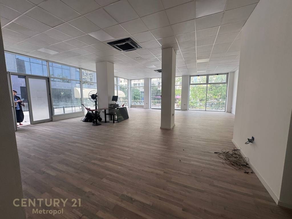 AMBIENT PER QIRA , ISH STACIONI TRENIT!