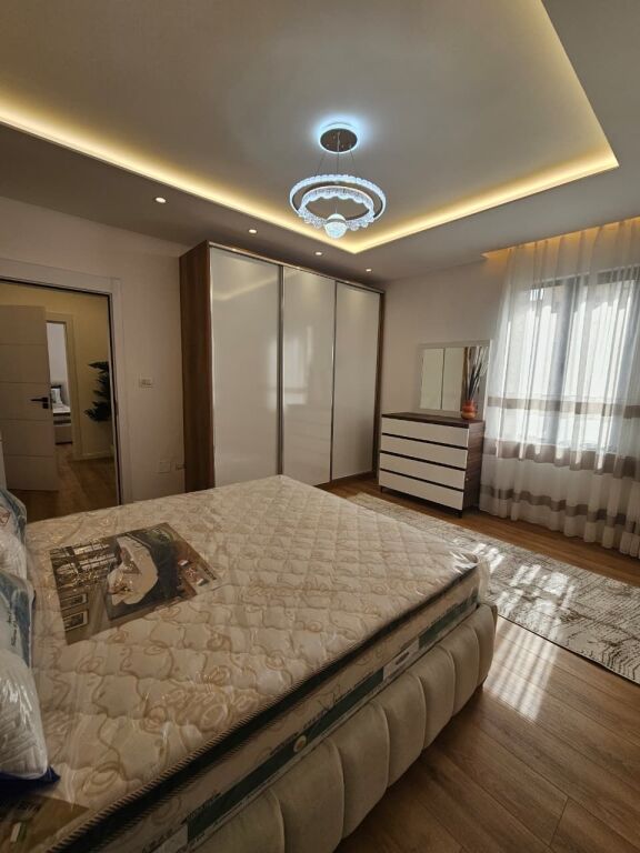 Shitet apartament 2+1+2 tek Pallati me Shigjeta