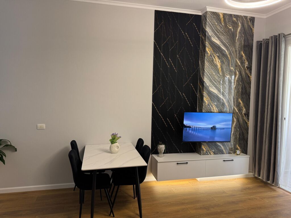 Shitet apartament 1+1 tek Restorant Fresku