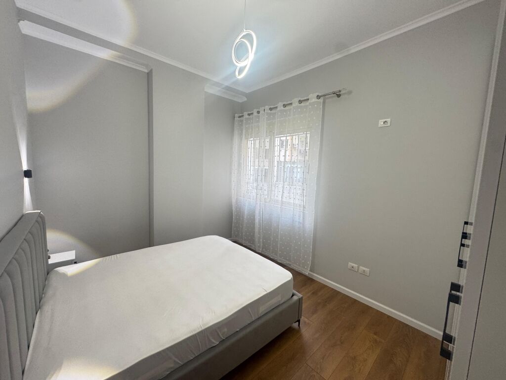 Shitet apartament 1+1 tek Restorant Fresku