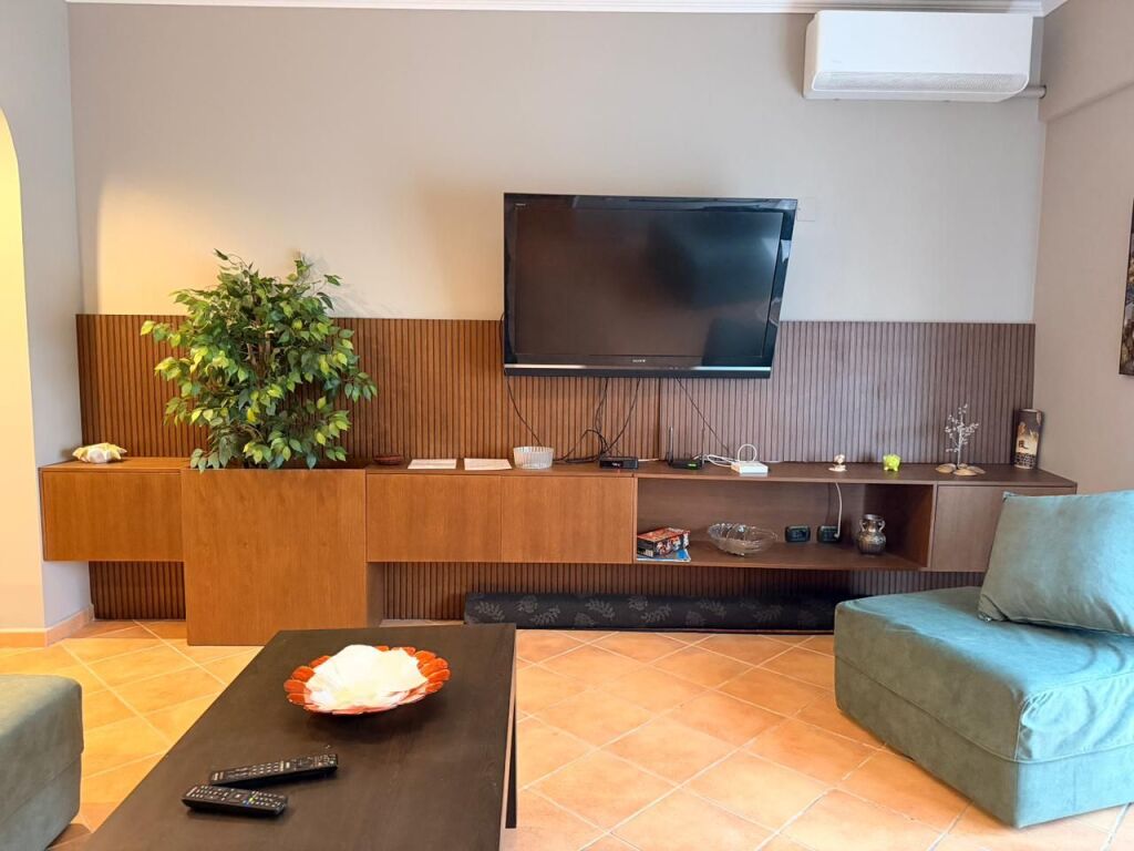 SHITEN 2 APARTAMENTE + SUPER VERANDË ME PAMJE DETI + GARAZH I MBYLLUR