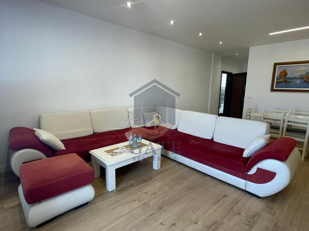 Jepet me qira apartament 2+1 me dy ballkone dhe dy tualete në zonën e Ish URT