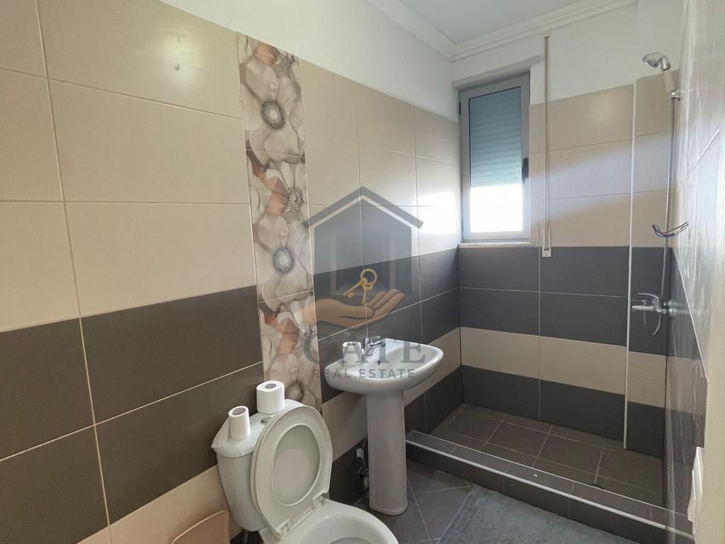 Jepet me qira apartament 2+1 me dy ballkone dhe dy tualete në zonën e Ish URT