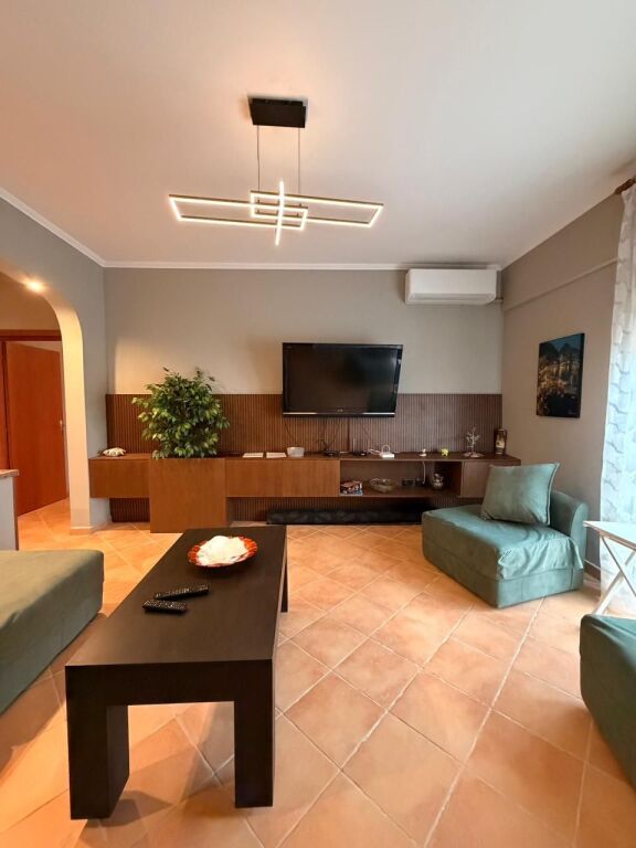 SHITEN 2 APARTAMENTE + SUPER VERANDË ME PAMJE DETI + GARAZH I MBYLLUR