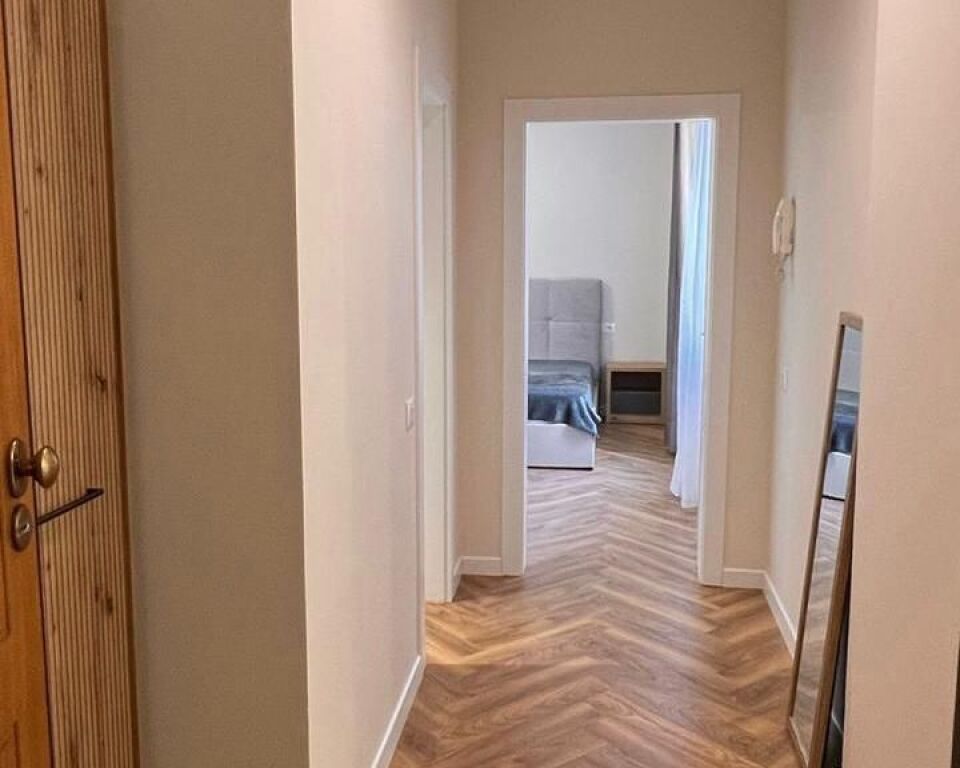 JEPET APARTAMENT 2+1+2 ME QIRA NE RRUGEN E KAVAJES PRANE KISHES KATOLIKE *