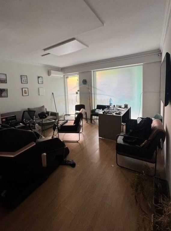 Qera, Ambient Biznesi, Komuna e Parisit, Tiranë.