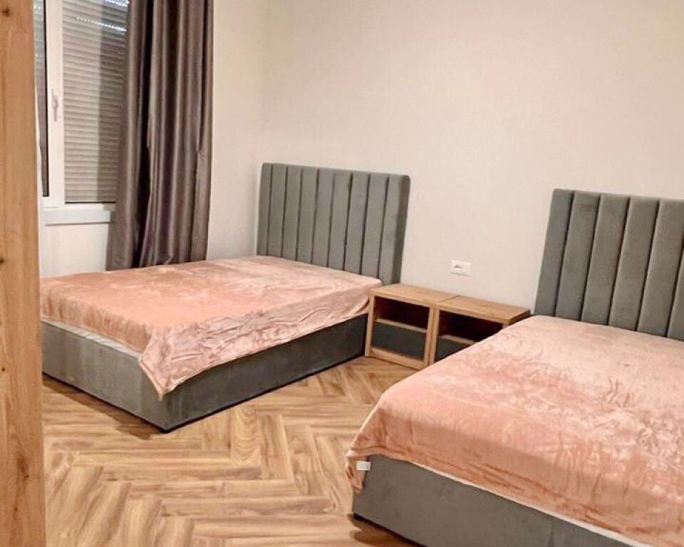 JEPET APARTAMENT 2+1+2 ME QIRA NE RRUGEN E KAVAJES PRANE KISHES KATOLIKE *