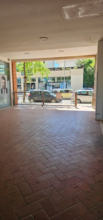 SHITET AMBIENT BIZNESI 100 M2 200.000 EURO PRAN KOLEGJIT ENEIDA