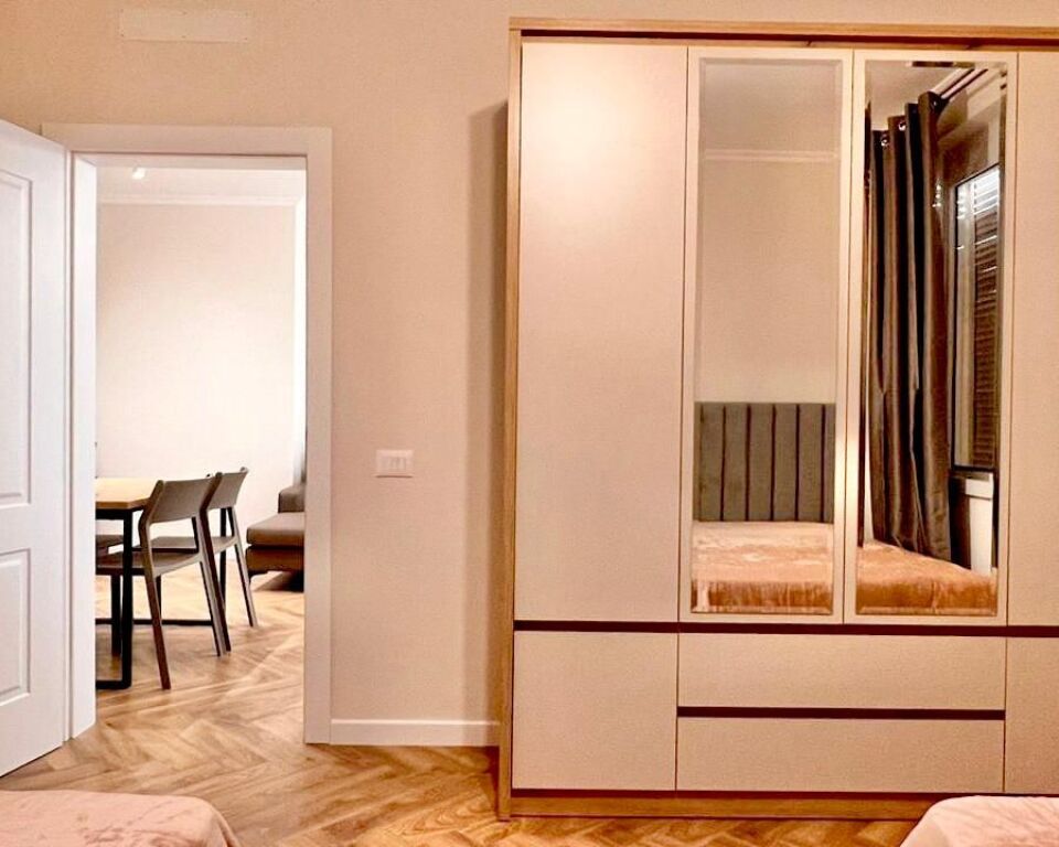 JEPET APARTAMENT 2+1+2 ME QIRA NE RRUGEN E KAVAJES PRANE KISHES KATOLIKE *