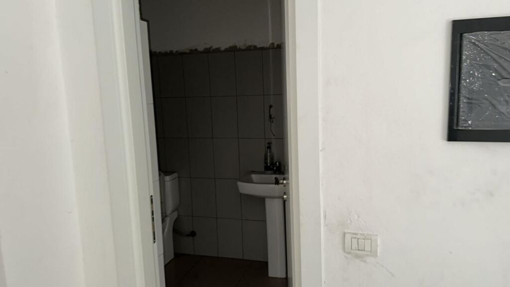 Ofrohet me qira një ambient biznesi tek Kika 3