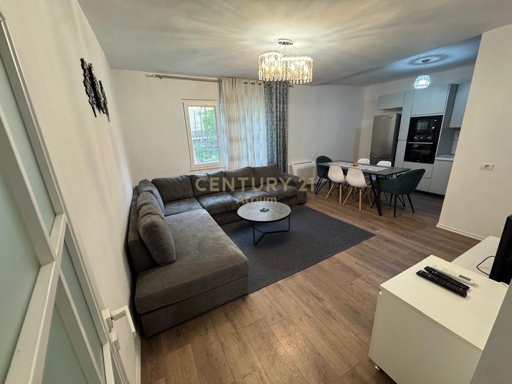 JEPET SHTEPI PRIVATE ME QERA PRANE RRETHIT TE SHKOZES NE VIJE TE PARE ME UNAZEN E MADHE