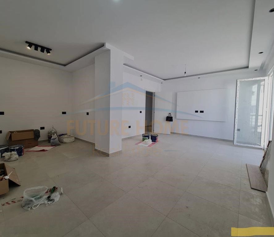 Shitet, Apartament 2+1, Fresku, Tiranë.