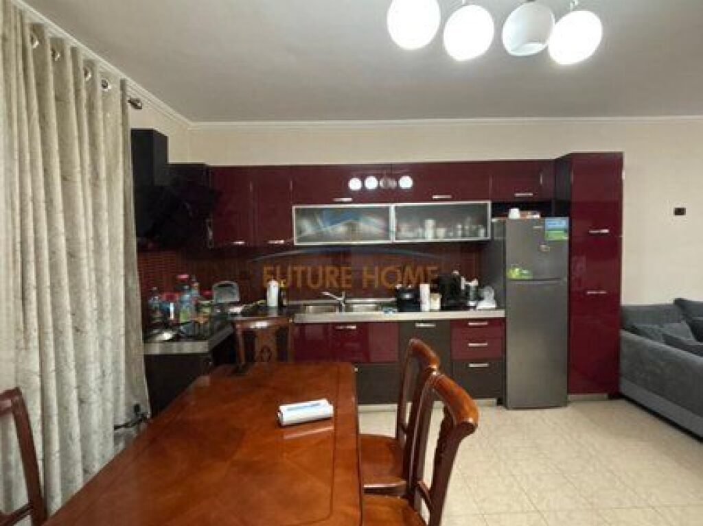 Shitet, Apartament 2+1+2, Komuna e Parisit, Tiranë