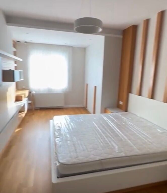 Apartament 3+1+ 2 Poste Parkimi tek Komuna prane Kristalit!
