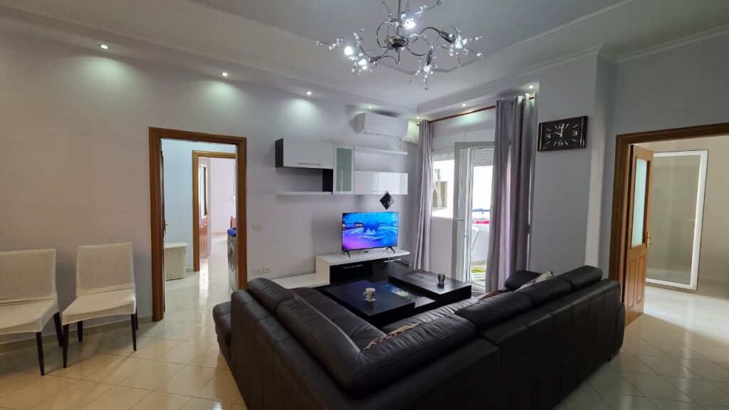 🏡 APARTAMENT 3+1+2 ME QIRA – QENDËR, VLORË