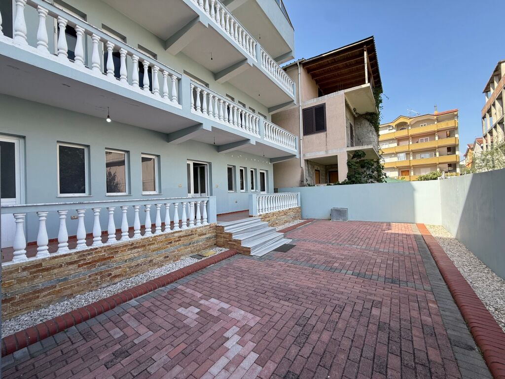 Jepet Me Qera Apartament 2+1 , Uje,Drita Te Perfshira Ne Cmim!