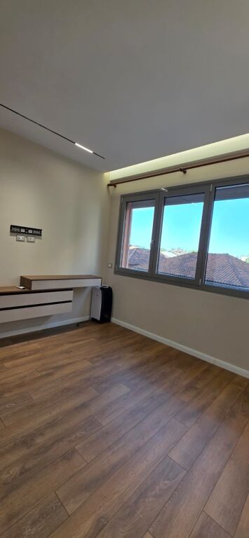 Ekskluzive!!!Apartament 2+1+2 Poste parkimi ne shitje tek Tower Bridge ne Tirane