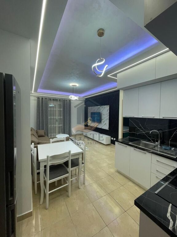 Jepet me qira apartament 1+1 me verandë në Kompleksin Rrotondo, përballë Policisë në zonën e Plepave.