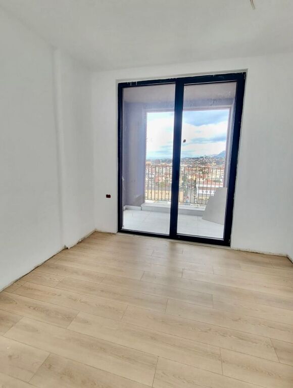 Shitet 1+1 tek Bulevardi i Ri , 120.000€