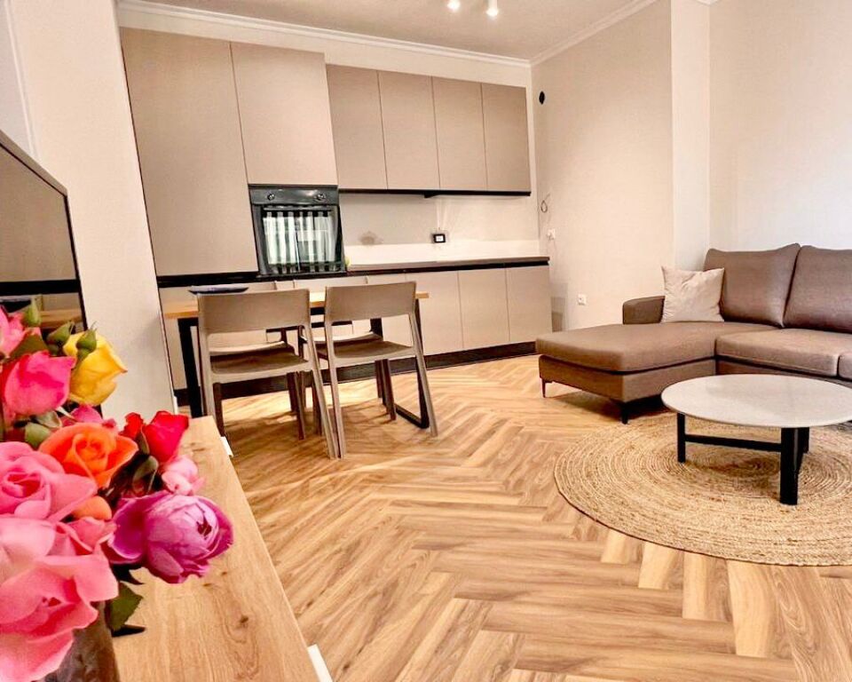 JEPET APARTAMENT 2+1+2 ME QIRA NE RRUGEN E KAVAJES PRANE KISHES KATOLIKE *