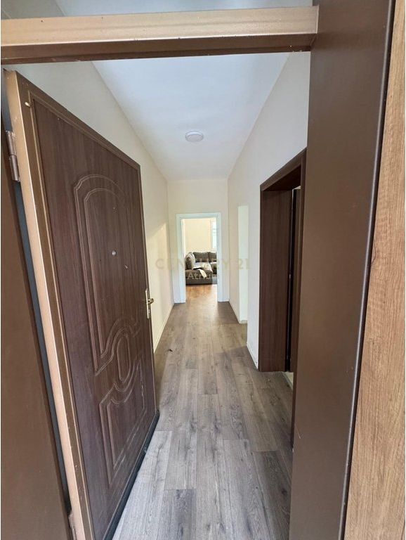 JEPET SHTEPI PRIVATE ME QERA PRANE RRETHIT TE SHKOZES NE VIJE TE PARE ME UNAZEN E MADHE