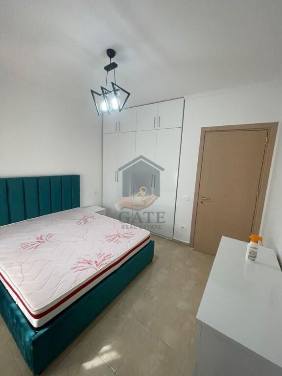 Jepet me qira apartament 1+1 me verandë në Kompleksin Rrotondo, përballë Policisë në zonën e Plepave.