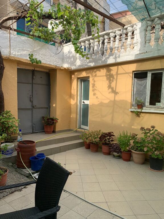 Shitet vile 2 kateshe bashk me 2 dydane prane Gjykates Durres