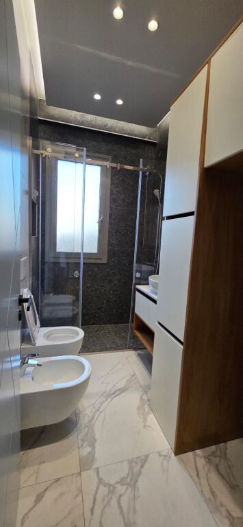 Ekskluzive!!!Apartament 2+1+2 Poste parkimi ne shitje tek Tower Bridge ne Tirane