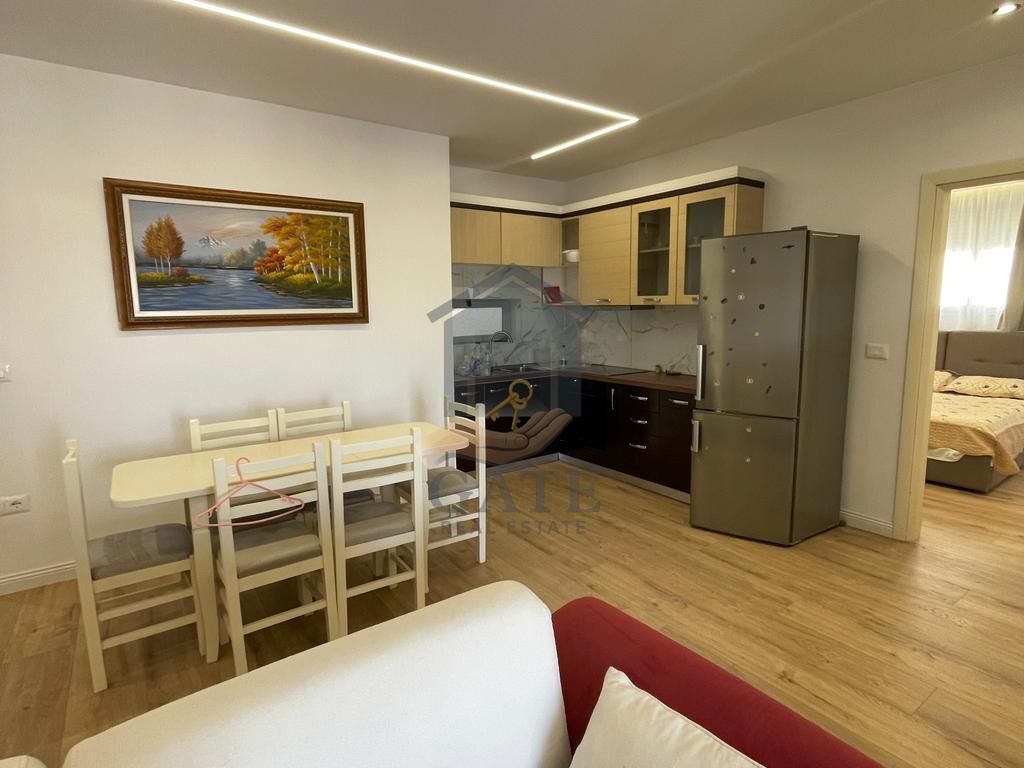 Jepet me qira apartament 2+1 me dy ballkone dhe dy tualete në zonën e Ish URT