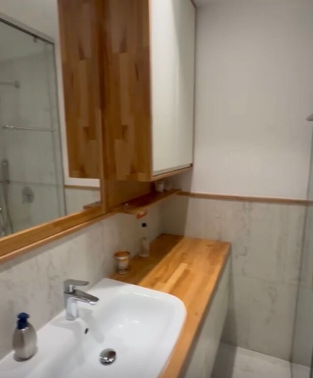 Apartament 3+1+ 2 Poste Parkimi tek Komuna prane Kristalit!
