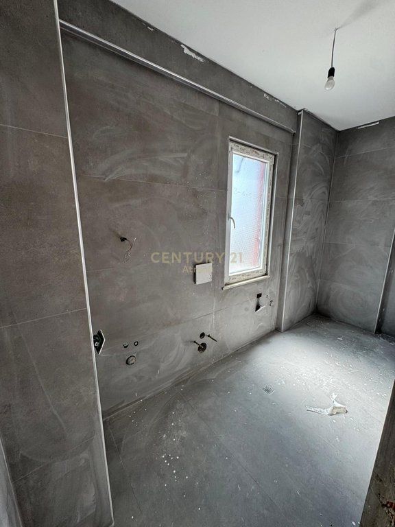 🏙️ APARTAMENT NE SHITJE ME PAMJE FANTASTIKE TE TIRANES 2+1+2 TUALETE+ 2 BALLKONE NE KOMPLEKSIN MIRABELLA NE LAGJEN 'VARRI BAMI'