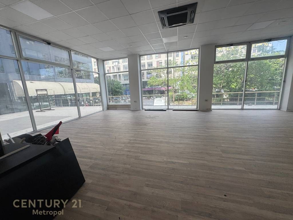 AMBIENT PER QIRA , ISH STACIONI TRENIT!