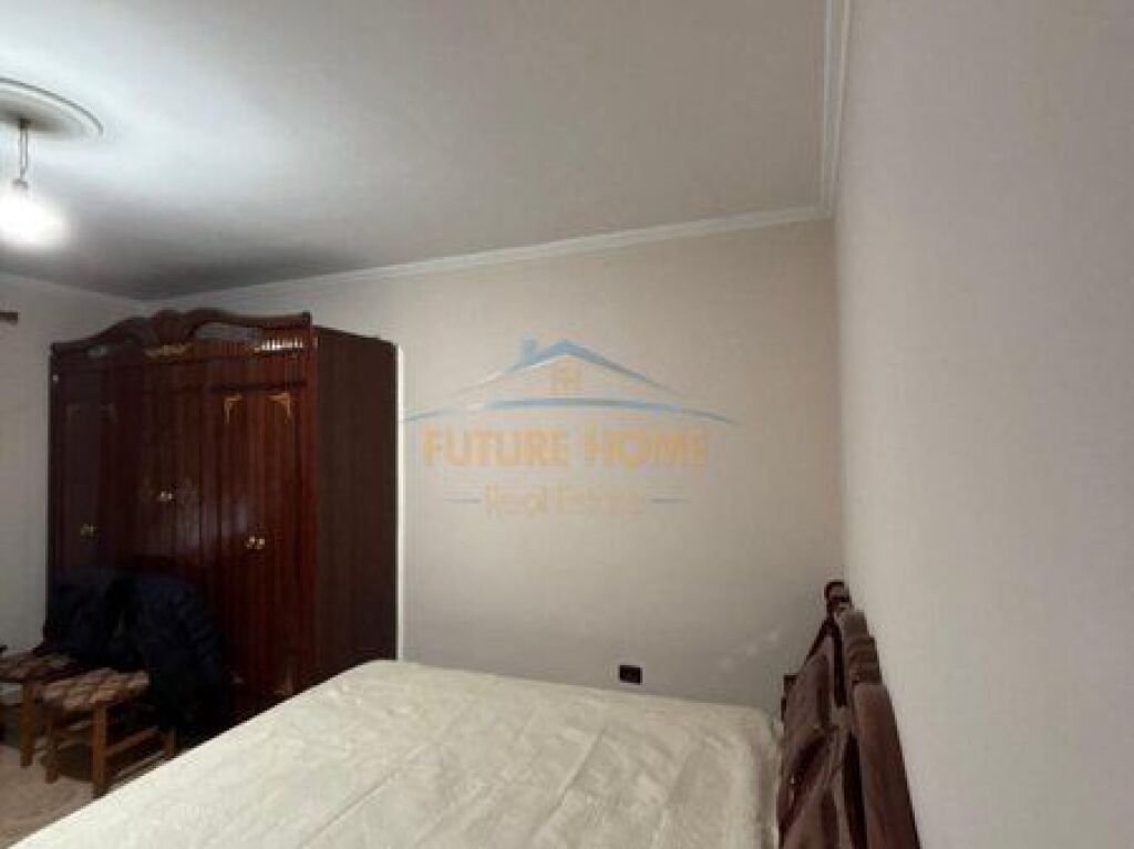 Shitet, Apartament 2+1+2, Komuna e Parisit, Tiranë