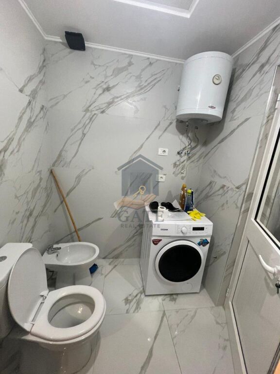 Jepet me qira apartament 1+1 me verandë në Kompleksin Rrotondo, përballë Policisë në zonën e Plepave.