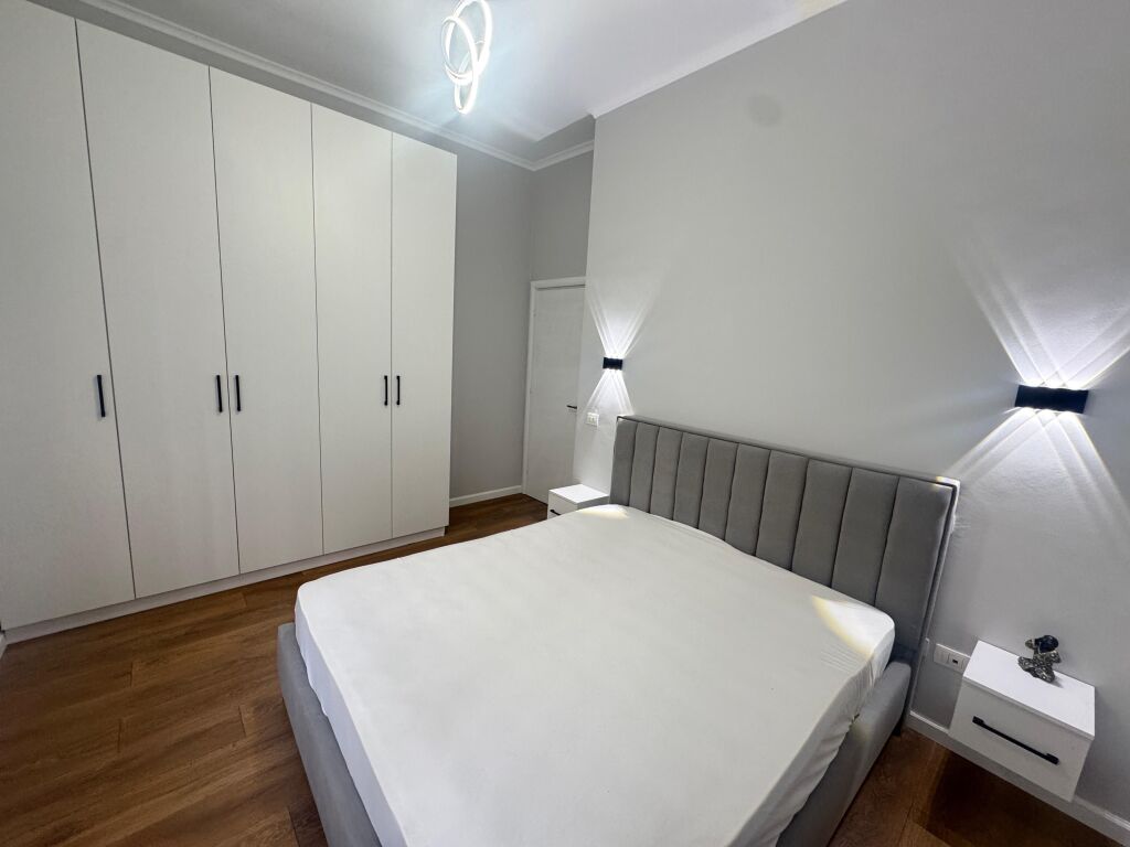 Shitet apartament 1+1 tek Restorant Fresku