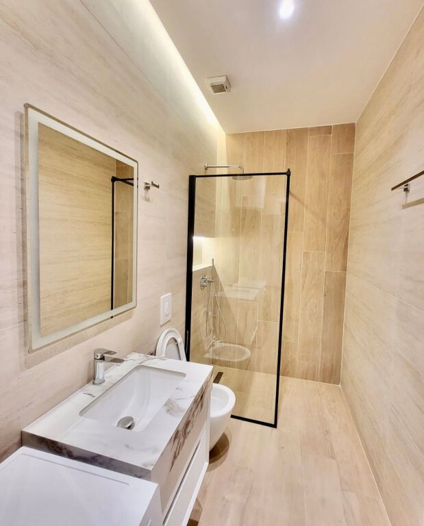 Shitet 1+1 tek Bulevardi i Ri , 120.000€