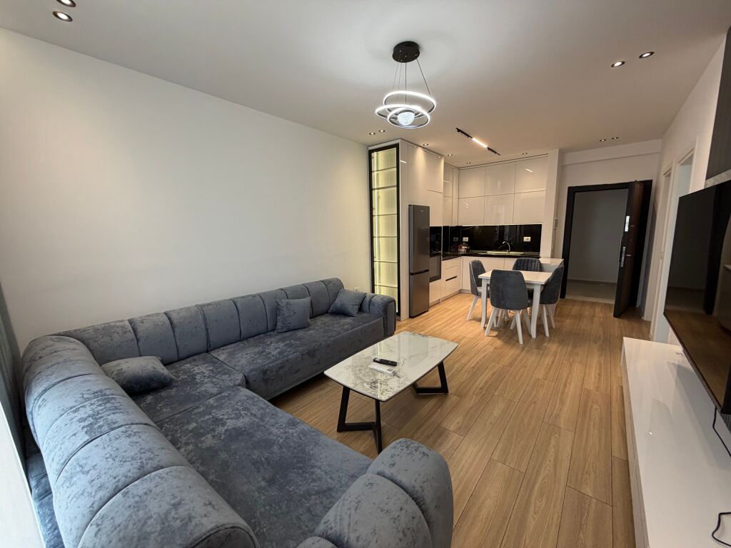 Appartamento 1+1 in affitto 📍 Astir, Complesso Urban Gate ✔️ 6° piano✔️ Palazzo con ascensore✔️ Arredato✔️ Ambiente spazioso e ben organizzato✔️ 💰 Prezzo: 55.000 leke 📞 Per maggiori informazioni o visita, contattare