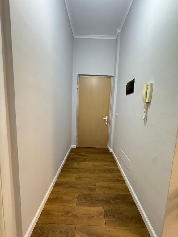 Shitet apartament 1+1 tek Restorant Fresku