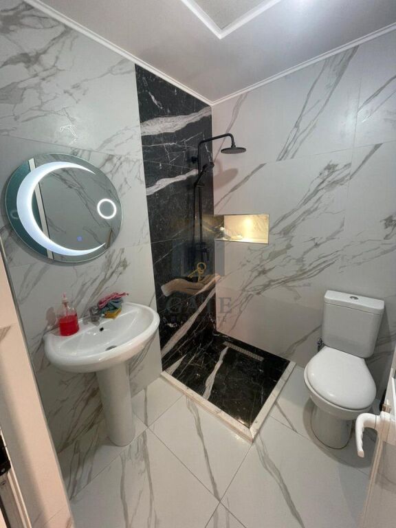 Jepet me qira apartament 1+1 me verandë në Kompleksin Rrotondo, përballë Policisë në zonën e Plepave.