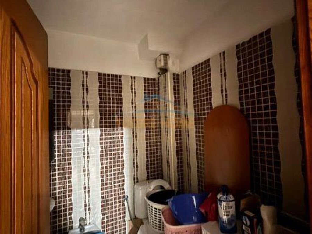 Shitet, Apartament 2+1+2, Komuna e Parisit, Tiranë