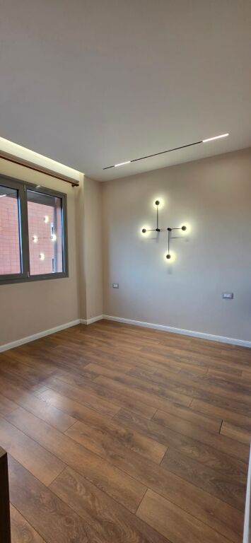 Ekskluzive!!!Apartament 2+1+2 Poste parkimi ne shitje tek Tower Bridge ne Tirane