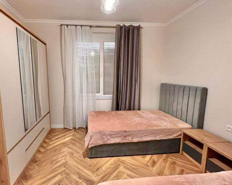 JEPET APARTAMENT 2+1+2 ME QIRA NE RRUGEN E KAVAJES PRANE KISHES KATOLIKE *