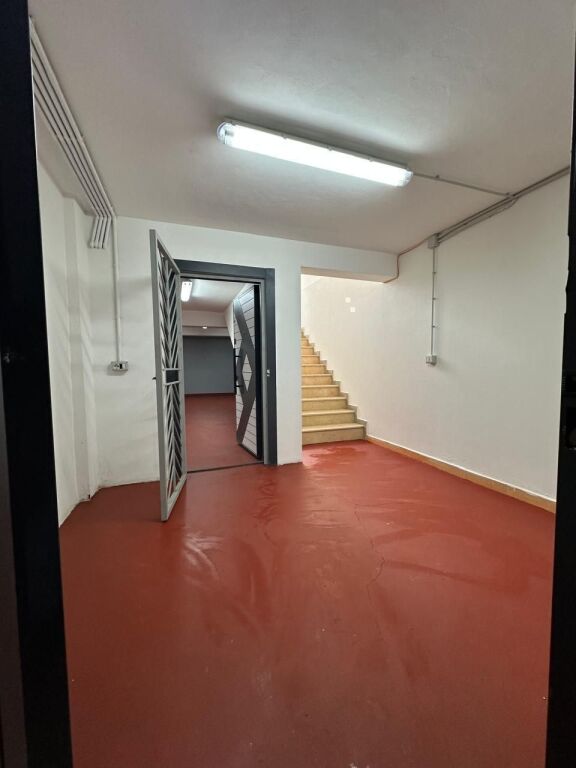 OKAZION - TIRANE PRANE SHKOLLES SE KUQE, SHITET DYQNE+ MAGAZINE + PARKIME Per Tipologji Te Ndryshme Biznesi!!! Prona ndodhet ne katin 0 dhe -1